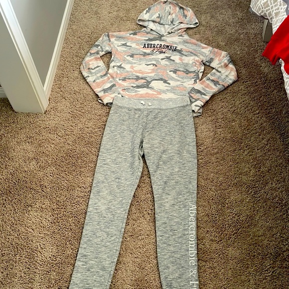 Abercrombie kids hoodie and pants. Extra comfy. EUC size 13-14 - Picture 1 of 3